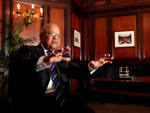 EKSKLUSIEF: Dis waarom #PravinGordhan geteiken word huisgenoot.com/nuus/plaaslik/…
