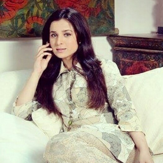 xmlothx's tweet image. سيمون في اي مضهر اجمل ؟