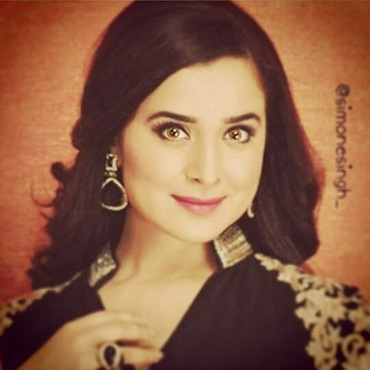 xmlothx's tweet image. سيمون في اي مضهر اجمل ؟