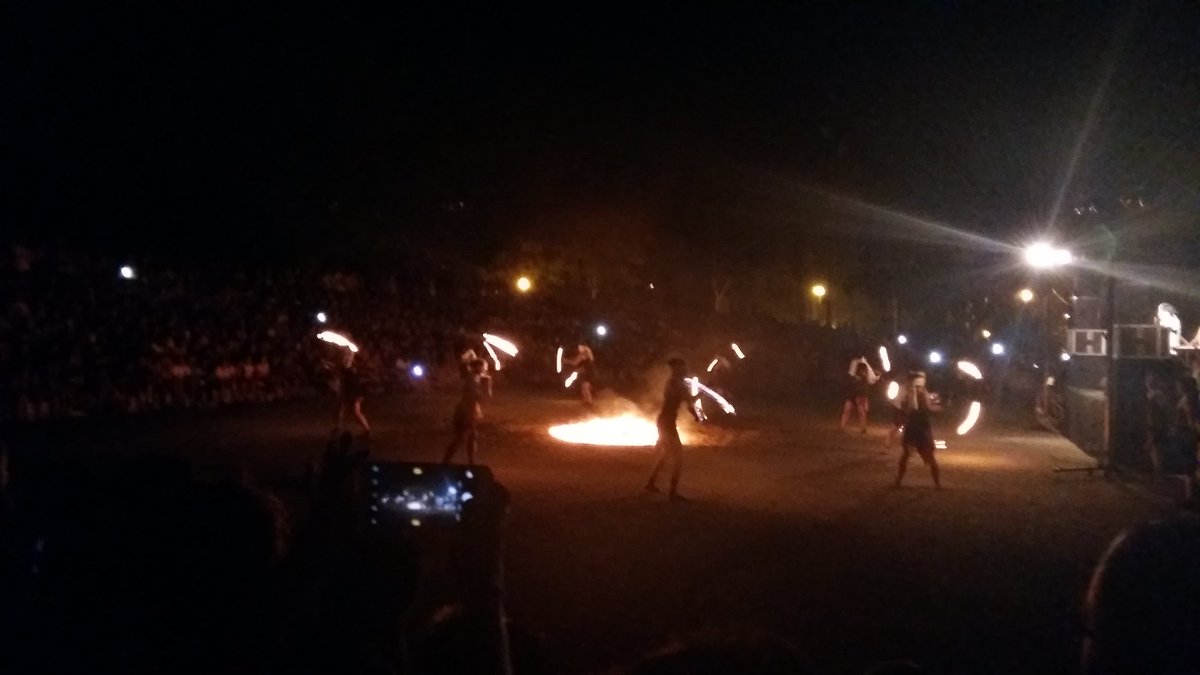 PrufiJaume's tweet photo. Brutal jugant amb foc @damesdefoc amb ulls tapats!  Això ni @blaus amb porró! :-D #fmbib2016 #3lancs #Granollers https://t.co/VQvh4JID12