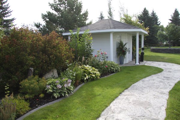 UrbanEdges's tweet photo. A beautiful yard we did some landscaping work for back in the summer. We're always taking new clients! #yeg #shpk https://t.co/uY2ZgEFTyY