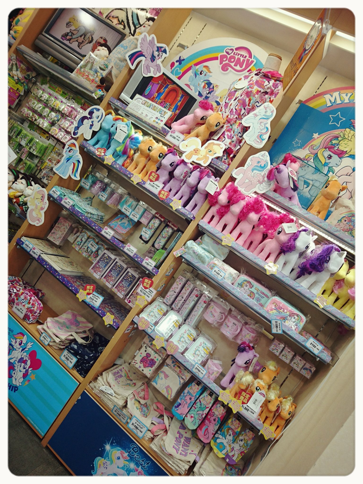 加藤英美里 キデイランド原宿店に行って My Little Ponyのグッズ買ってきました ﾟ ﾟ ﾉ お人形は 限定品 海外から輸入しているもので数があまりないみたい アニメグッズは売れて在庫がなかったけど 人気で嬉しい T Co Noozbl15t8