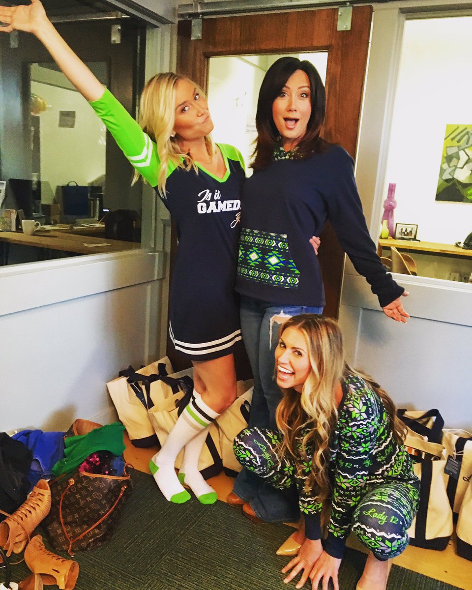 MichelleLudtka's tweet photo. This is how we model @Lady12s @JamieQ13FOX @LindziCox #GoHawks #Seahawks https://t.co/ECZmlPY1W4
