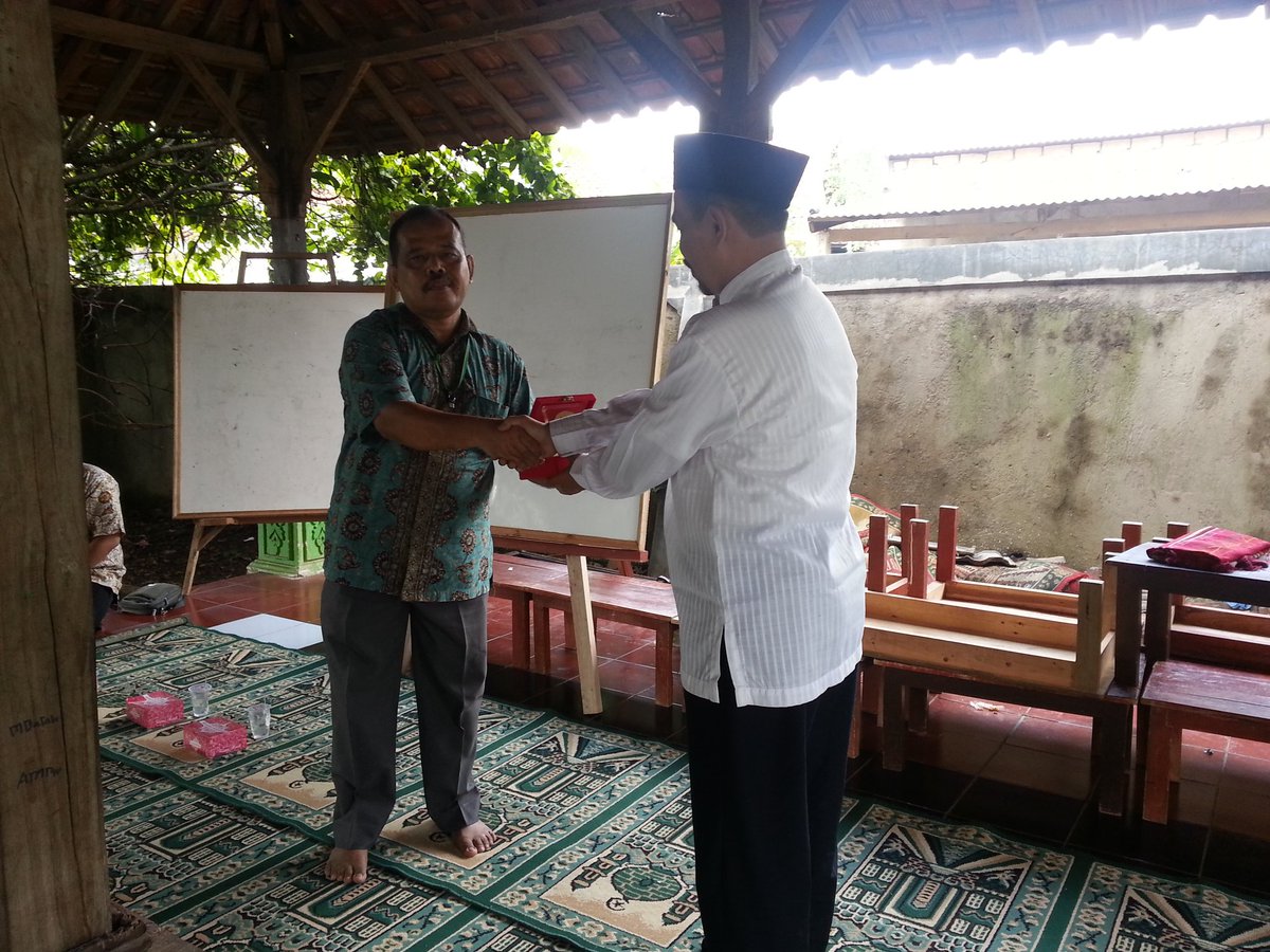 Penyerahan plakat penghargaan dari Kepala Program Studi Broadband Multimedia-Pemimpin Pondok Pesantren Ulumul Quran