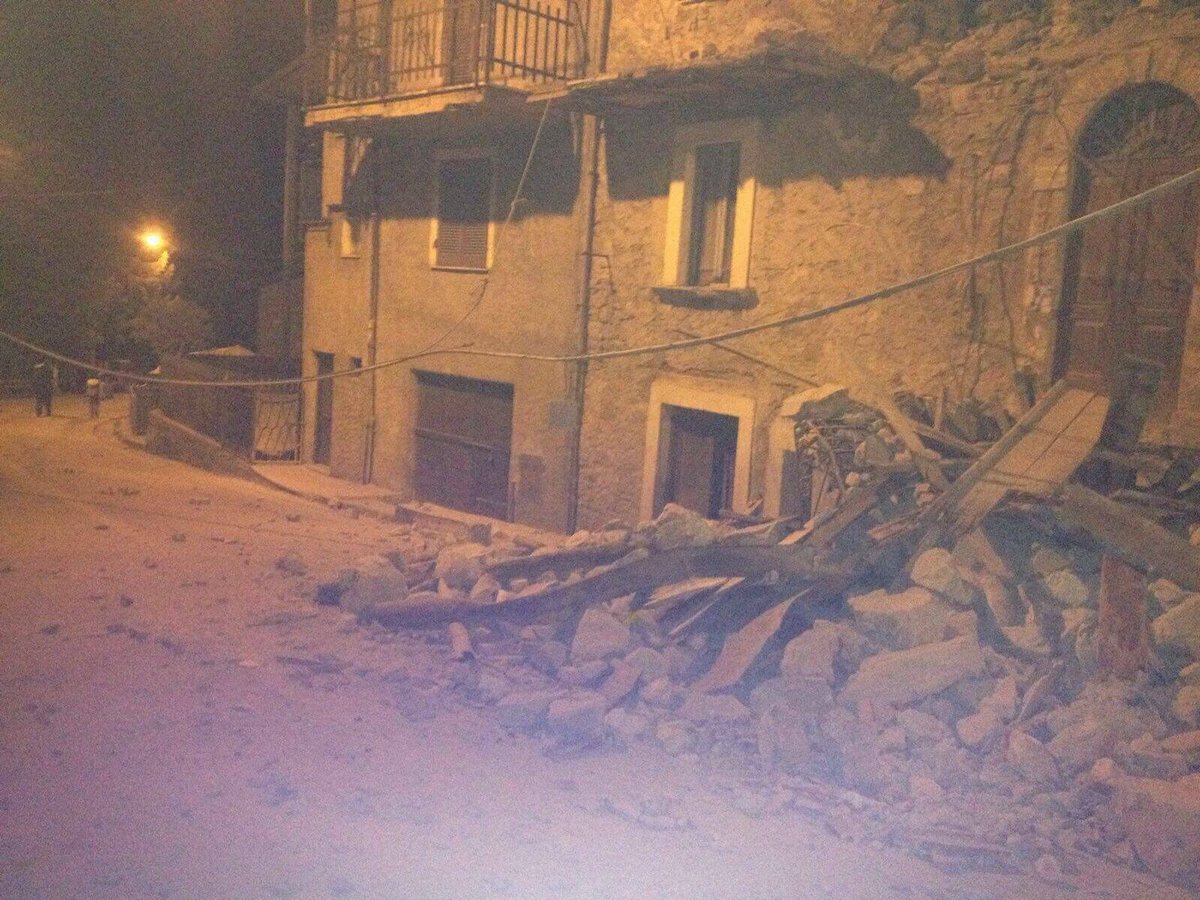 giasch's tweet photo. Prima foto che vedo da #Amatrice #terremoto https://t.co/7Q8rF7I6Ja