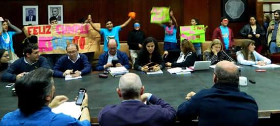 huevoar's tweet photo. Hoy los cumpas de @Sur_Tuc le festejaron el cumpleaños al #RecorteDeBecas de la @UntTuc. Contentisimos! https://t.co/0cyqsvlf0c