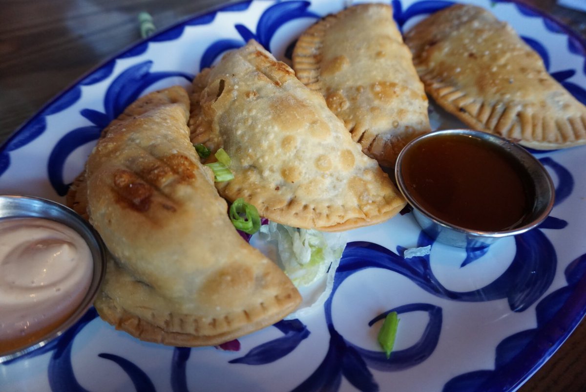 mommytipsbycole's tweet photo. Family fave tonight. @chevysfreshmex Hands down. Empanadas. π― #ChevysFreshMex #chefselections #hosted https://t.co/3N0cklZOQi