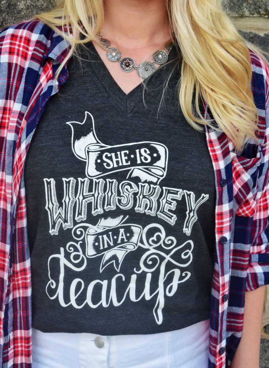 Great Graphic Tee Looks for Summer into Fall thedailysoiree.com/2016/08/22/gre…