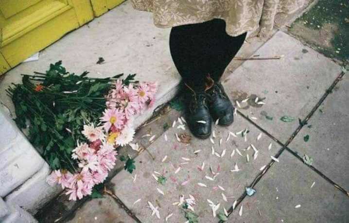 •يسَتحّيلَ لـَ بعضُ المشاعرَ أنّ تختفيَ هيَ تنكمشٌ وتتمدٌد لكنهاَ لا تتلآشىٓ آبداً.