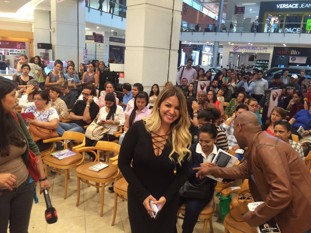 EdOceanoPanama's tweet photo. Gracias a @ErIkANoTa por el apoyo  a la #FILPanama2016 en la presentación de  #CalaYCruz https://t.co/8fVInpz6zi
