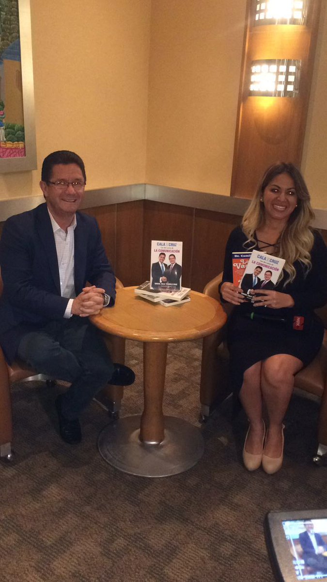 EdOceanoPanama's tweet photo. Gracias a @ErIkANoTa por el apoyo  a la #FILPanama2016 en la presentación de  #CalaYCruz https://t.co/8fVInpz6zi