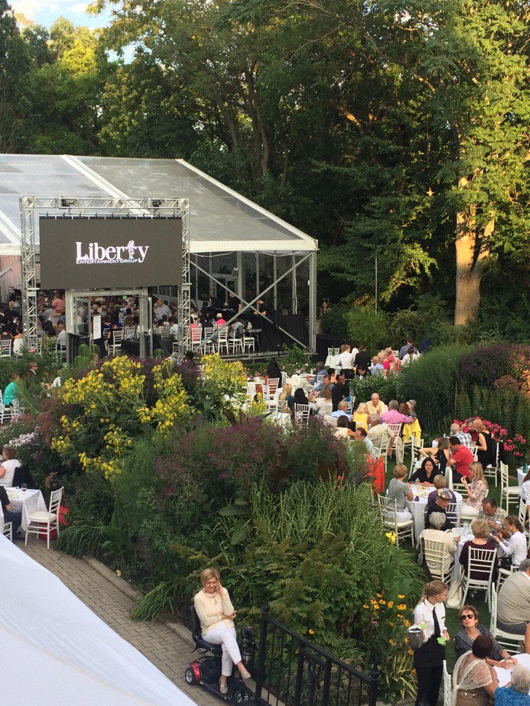 TorontoConcert's tweet image. Looks like another busy night at Casa Loma for the Toronto Concert Orchestra "symphonyinthegardens