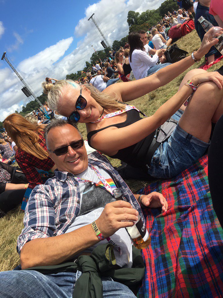 xXxSoozxXx's tweet photo. #V21ST #VFestival me & hubby when the sunshine appeared lol (rained the rest of the weekend) ๐๐๐ป https://t.co/xN8fLZB96K