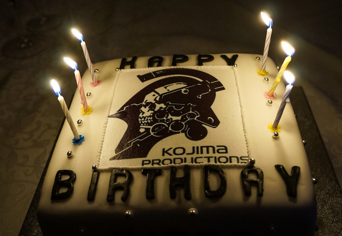 小島秀夫 8月24日で53歳になりました ゲーム創りを始めて 今年で30年目になりますが まだまだ頑張りたいと思います 現地でお祝いしていただきました ありがとうございます 小島秀夫 8月24日で53歳になりました ゲーム創りを始めて 今年で30年目になりますが まだまだ頑張りたいと思います 現地でお祝いしていただきました ありがとうございます