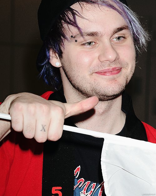 5SOSD1VAS's tweet photo. Flor que da fulgor con tu brillo fiel vuelve el tiempo atrás volviendo a lo que fue #RIPMichaelsEyebrowPiercing https://t.co/nlqCTWVrEW