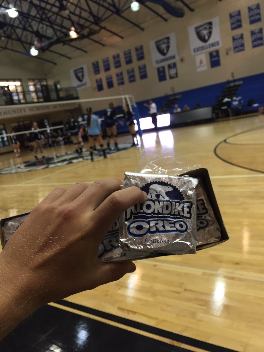 csnstudentgov's tweet photo. We got free Klondike bars and Hawks up 2 games to 0. Lovin life https://t.co/e0B52gZmjx