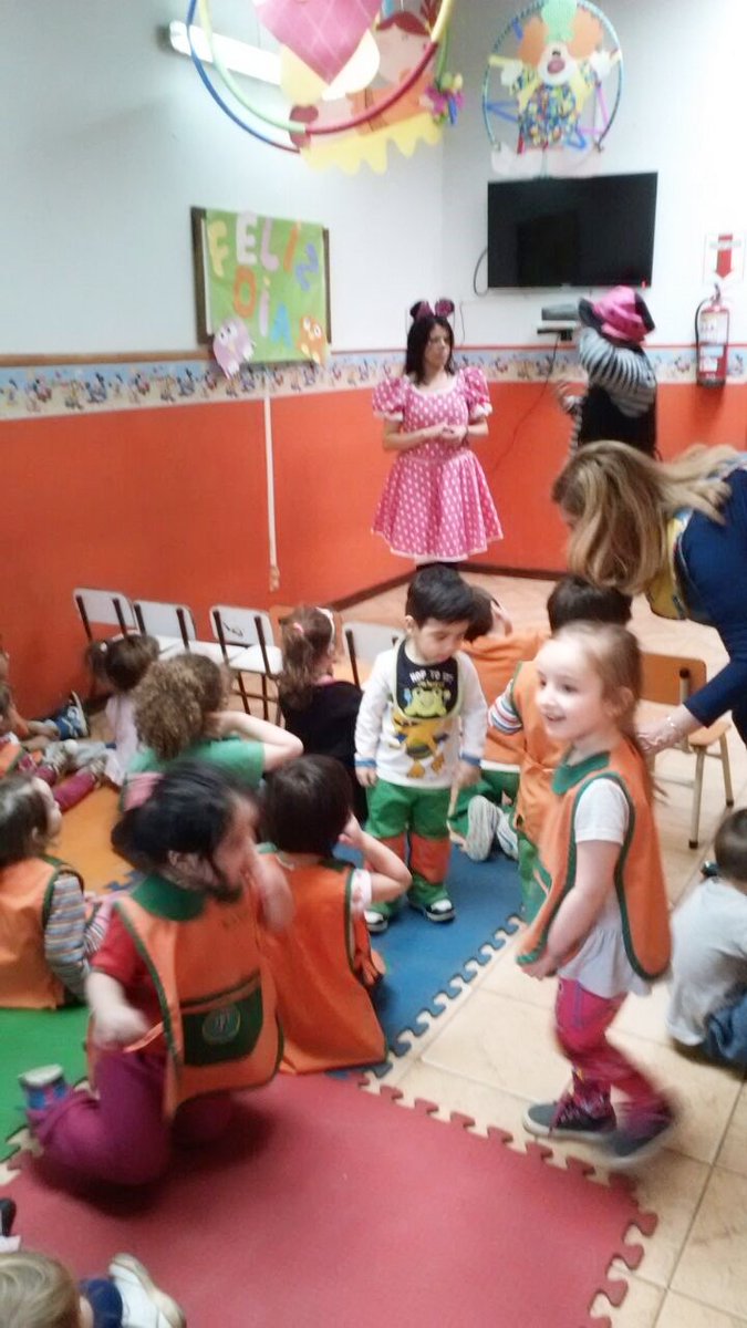 UshuaiaMuni's tweet photo. #Variete #Cultural #Ushuaia desde el #ProgramaBarrios de Políticas Sociales, hoy en el jardín Pepe grillo. https://t.co/1jJ55x0uGe
