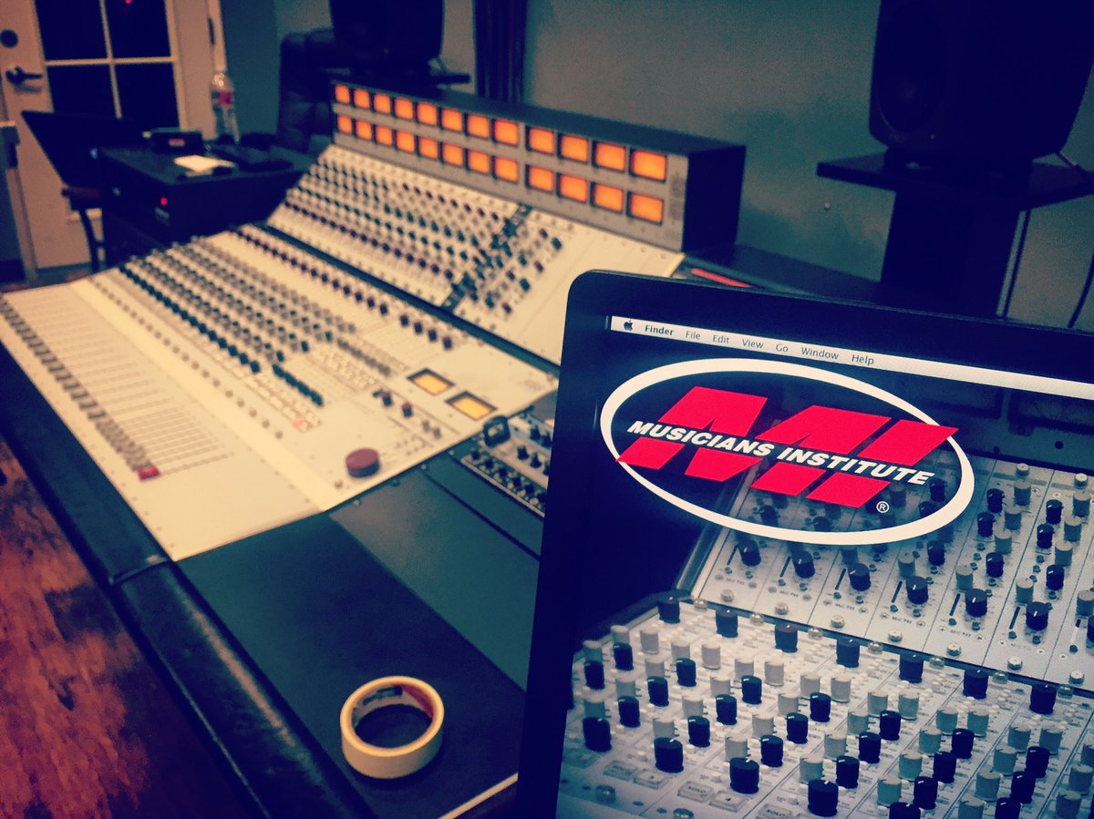 Rupert_Neve's tweet image. Greetings from the 5088 consoles (both the real one and the desktop wallpaper one) at @MIHollywood !
