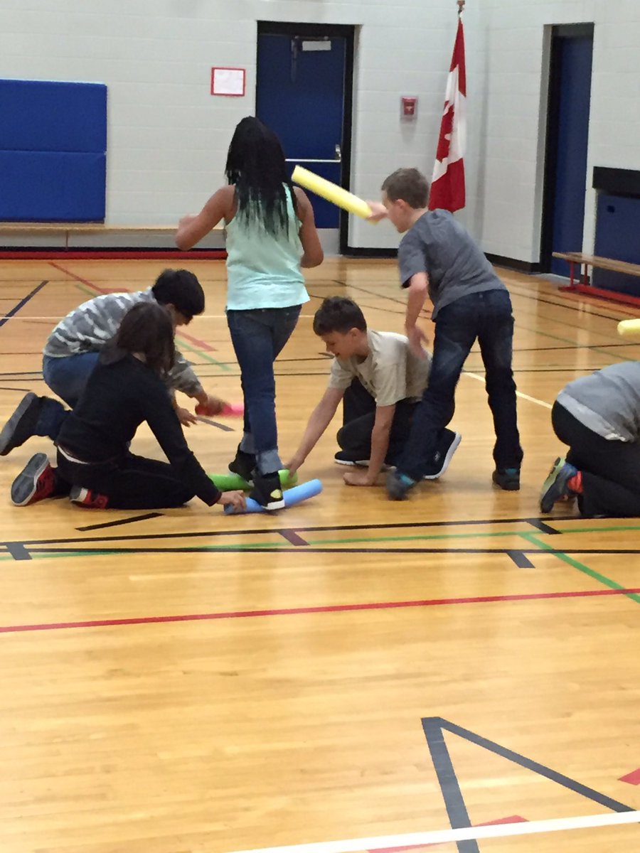 FalconridgePE's tweet photo. Working on teamwork through cooperative relays! https://t.co/CDvr71tFuZ