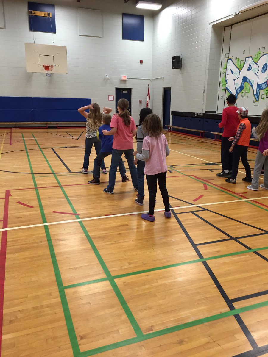 FalconridgePE's tweet photo. Working on teamwork through cooperative relays! https://t.co/CDvr71tFuZ