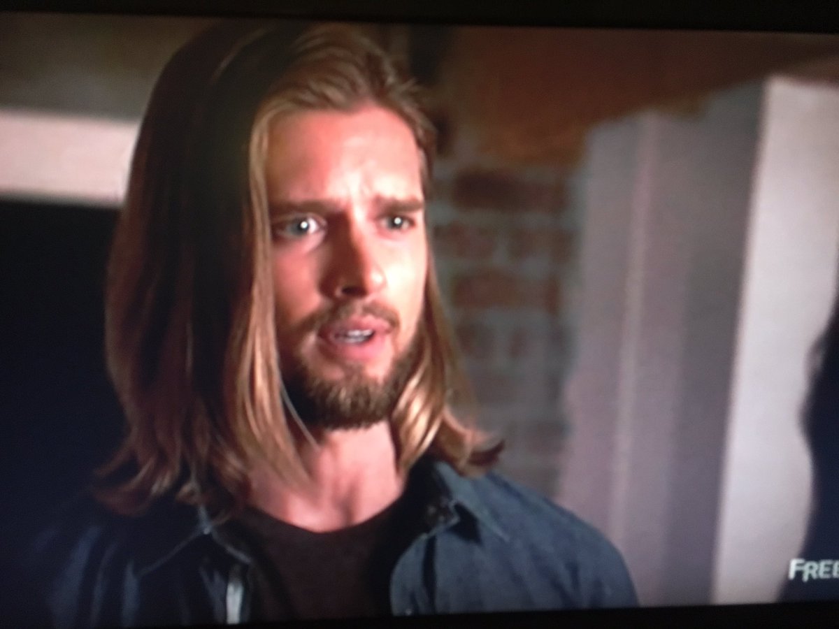 RobynRossTV's tweet photo. I can't tell if Jason looks like he belongs on #TheBachelorette or as an HGTV host #plllive #PrettyLittleLiars https://t.co/iDYjzpkxE9