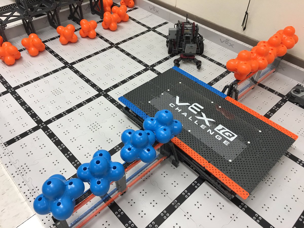 LosAltosRobotic's tweet photo. Q1: What first captured yr interest in #robotics? Meeting new players&amp; coaches @ parents info night #VEXIQ #LosAltos https://t.co/Tb1lvSpbQQ