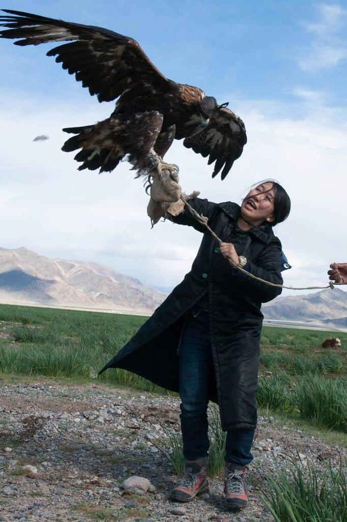 توییتر 廣田千恵子 در توییتر バヤンウルギーのかっこいい鷹匠 と イヌワシに喰われそうになって死にそうなカエル 今年のフィールドワークの一コマより イヌワシ 大変な重量でした かっちょ良く持ち上げる為にはやはりムキ女トレーニングが必要ですな