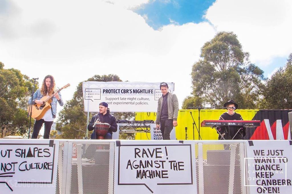 handslikehouses's tweet photo. Jammin 🏄🏽 #raveagainstthemachine https://t.co/eNYWzxVeRK https://t.co/9NM46Bnafm