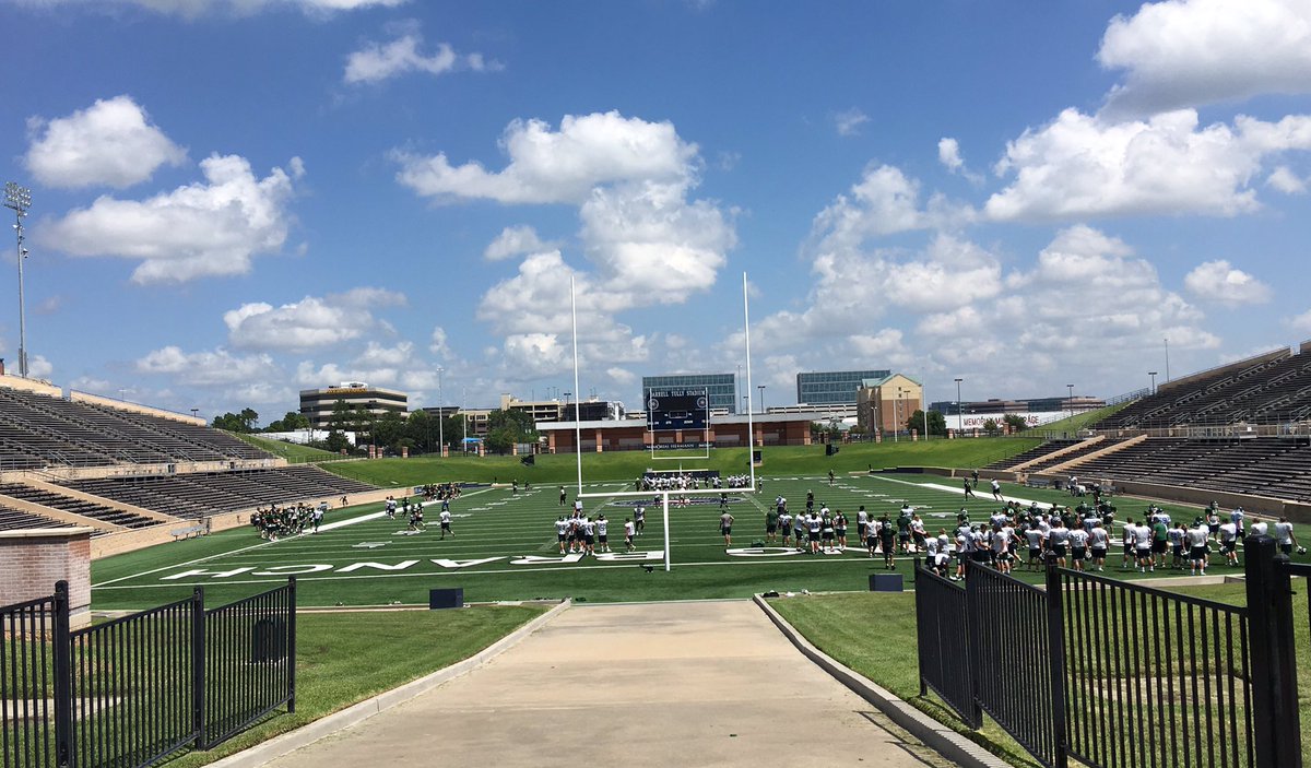 sbisdathletics's tweet photo. There's no better place in Houston to play a HS FB game than @SBISD's Tully Stadium! @VYPEHouston survey #VoteTully https://t.co/SxAdo3Ra5j
