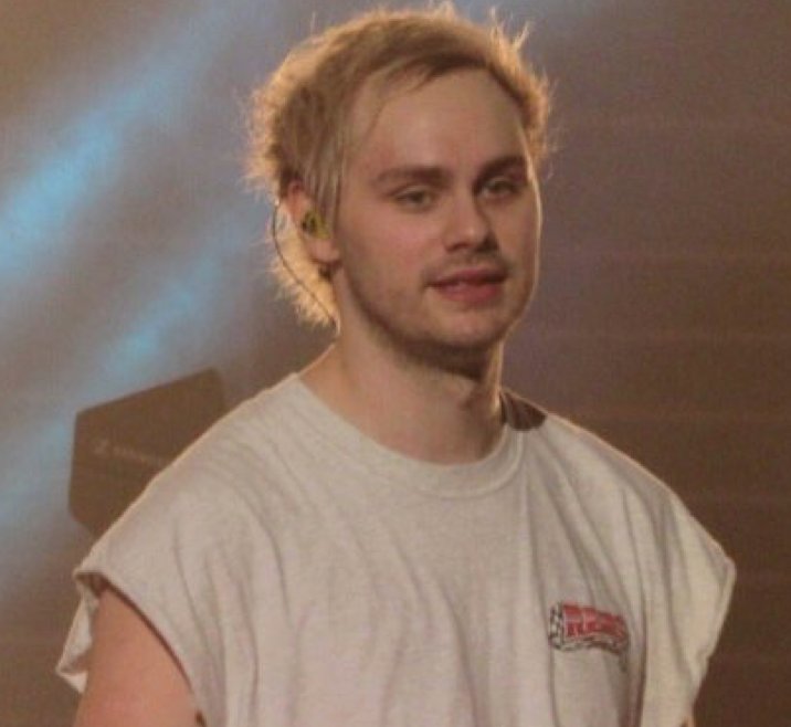 ohnogeena's tweet photo. "michael took out his piercing"
*michael posts pic with piercing in* 
So Whats The Truth
#RIPMichaelsEyebrowPiercing https://t.co/IJFrQFbArk