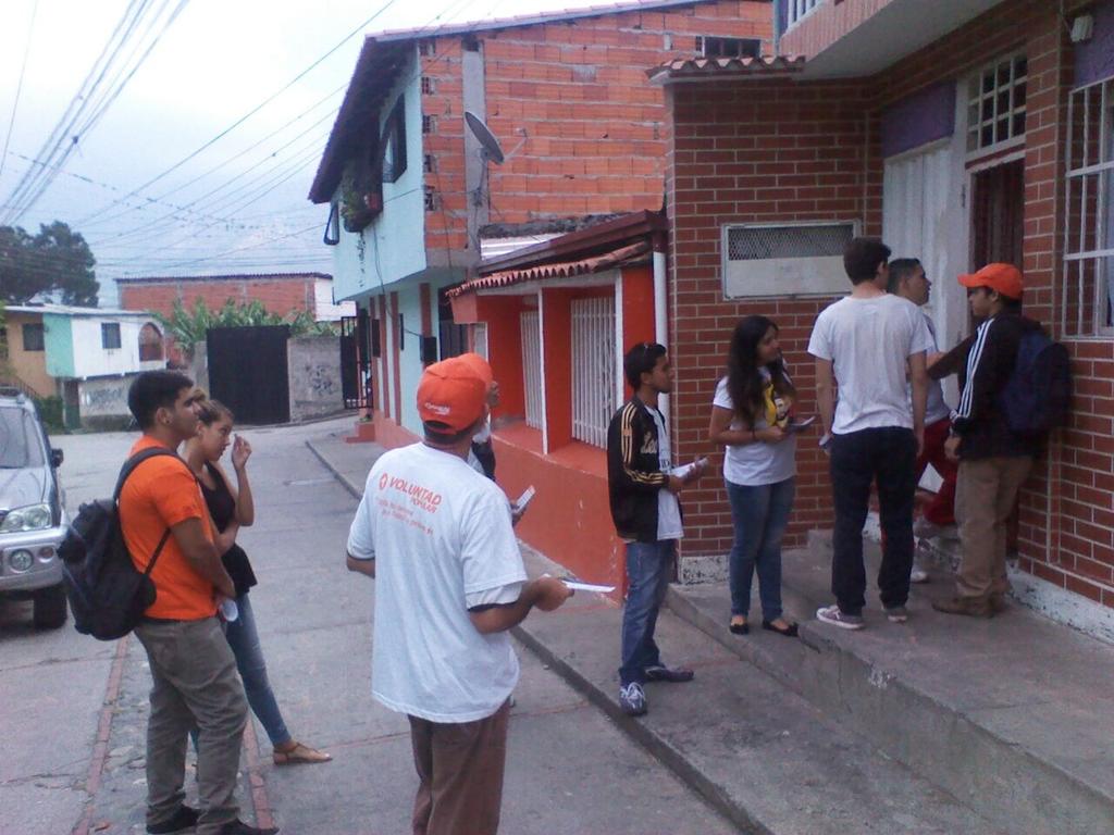 VPMerida's tweet photo. Nuestros Activistas siguen en las calles de barrios y urbanizaciones convocando al #1STomaDeCcs. #MeridaNoSeRinde https://t.co/jJRA4D0Mge