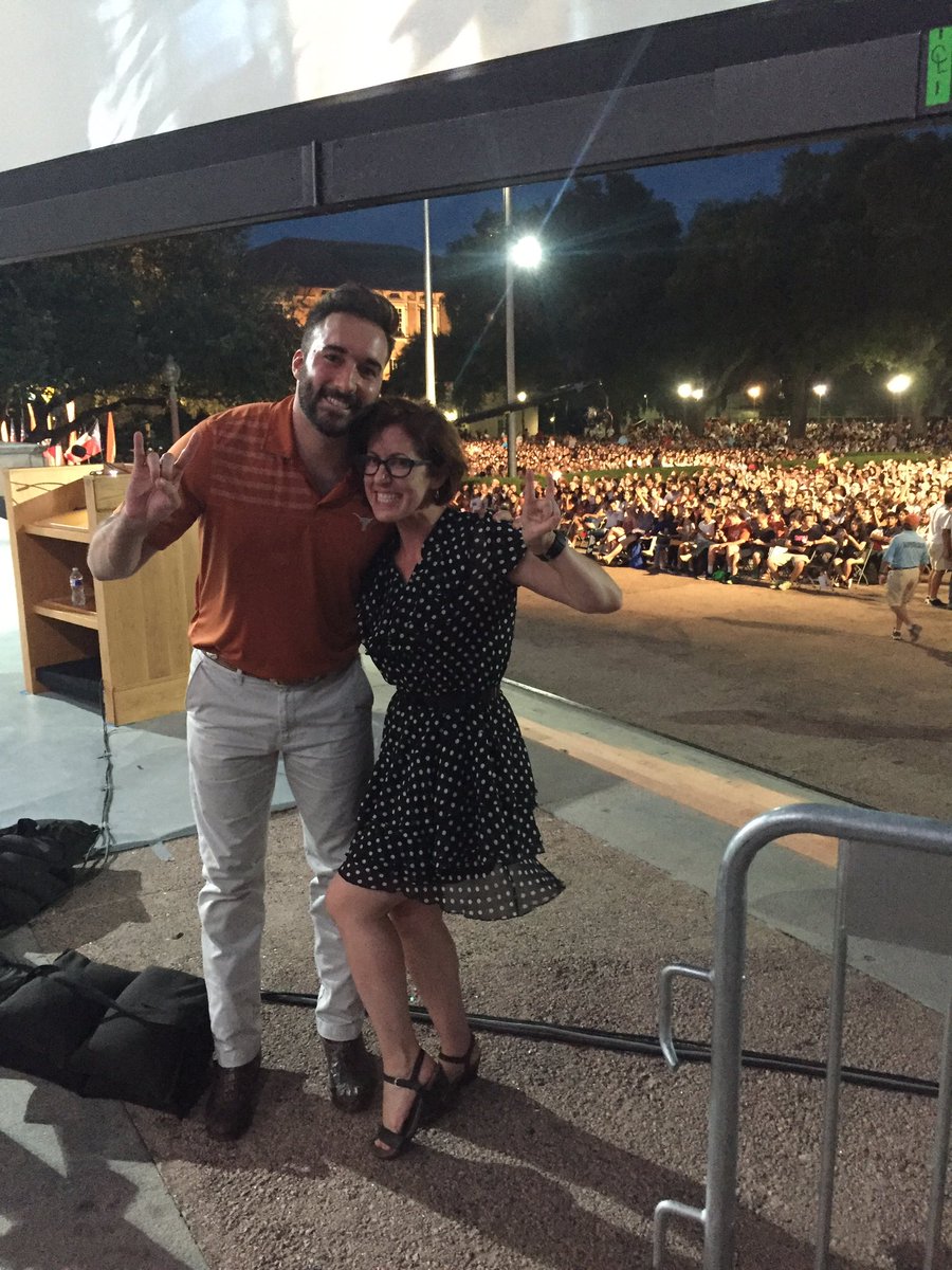 utgsa's tweet photo. Here we go!! #GoneToTexas #UTGSA #WhereOurGradStudentsAt https://t.co/mUN3i5Jhp6