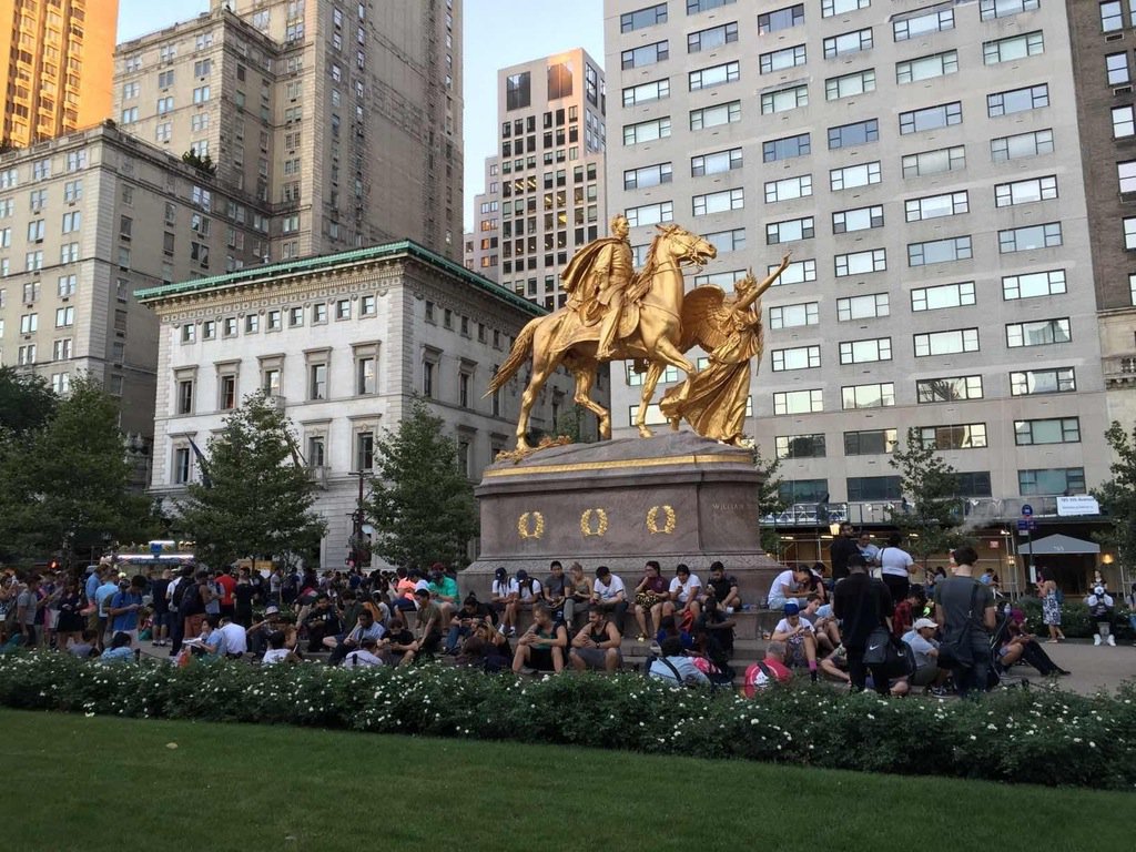 PokemonGoNews's tweet photo. u/rstonex took a picture of #PokemonGO players in Manhattan. https://t.co/PHqmOiXhwh