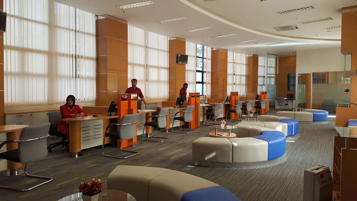 Tina_Talisa's tweet photo. Pusat pelayanan terpadu buat mahasiswa @unpad. Keren yaaa kayak di bank. Bangga jd alumni ๐๐๐ https://t.co/L8tVytsVAo