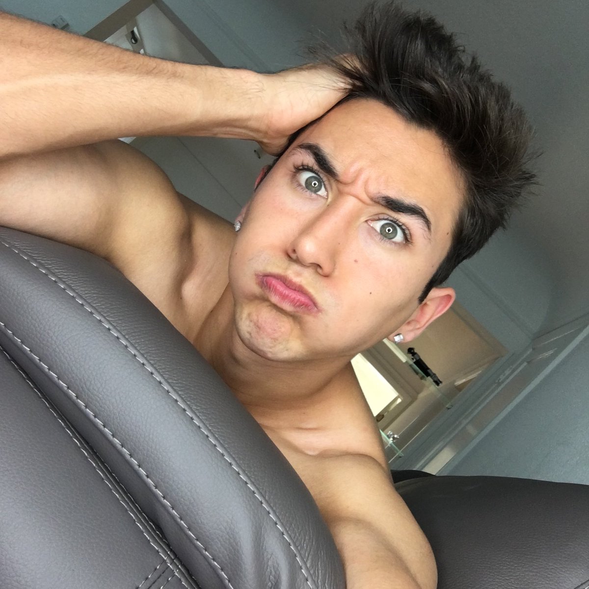 BrennenTaylor's tweet photo. trying to get a good instagram pic be like... 😂 https://t.co/BaWdV8qXL7