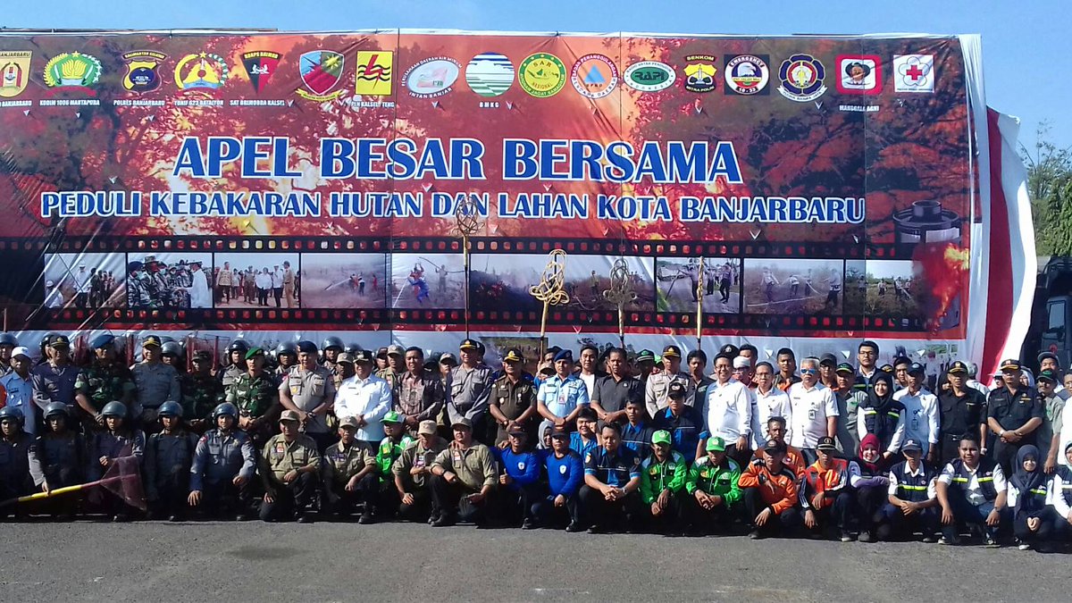 PMIBjb's tweet photo. 24/08/16.
Apel Besar Bersama. Peduli Kebakaran Hutan dan Lahan Kota Banjarbaru. Dilanjutkan foto bersama. https://t.co/lFouD4Upgz