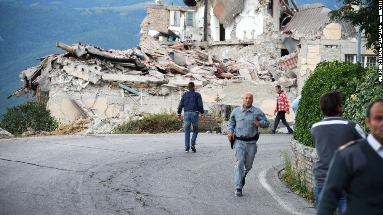 Minuto a minuto: sismo de 6,2 deja varios muertos y edificios derrumbados cnn.it/2blUSlG via <a href="/CNNee/">CNN en Español</a>