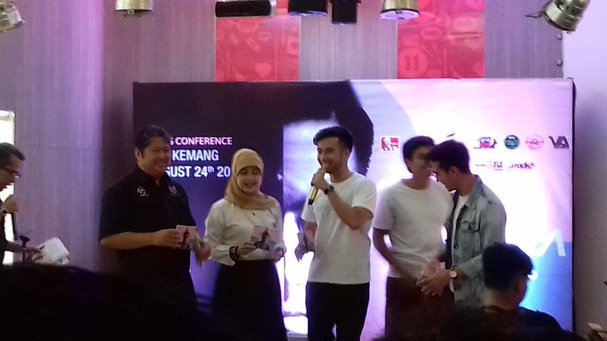 WeAreVidies's tweet photo. Launching album @vidialdiano #PersonaVA at KFC Kemang https://t.co/r2DKvbxF9g