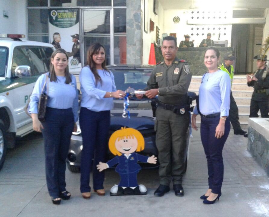 PoliciaDECOR's tweet photo. @AosPolicia #Córdoba hizo entrega al ganador del bono #AOS2016 PT. Juan Narváez del vehículo Clio, felicitaciones🎉🎉 https://t.co/I6tP6hyHlO