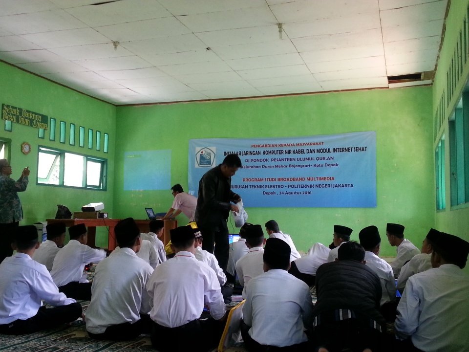 Persiapan pelatihan internet sehat oleh Bapak Fathurahman (Dosen Broadband Multimedia)😄😄