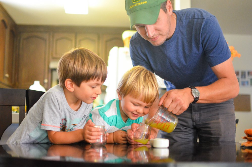 Sampling Chardonnay juice with <a href="/mattycrafton/">Matt Crafton</a>. Some very sophisticated tasters. #NapaHarvest bit.ly/harvestwidow