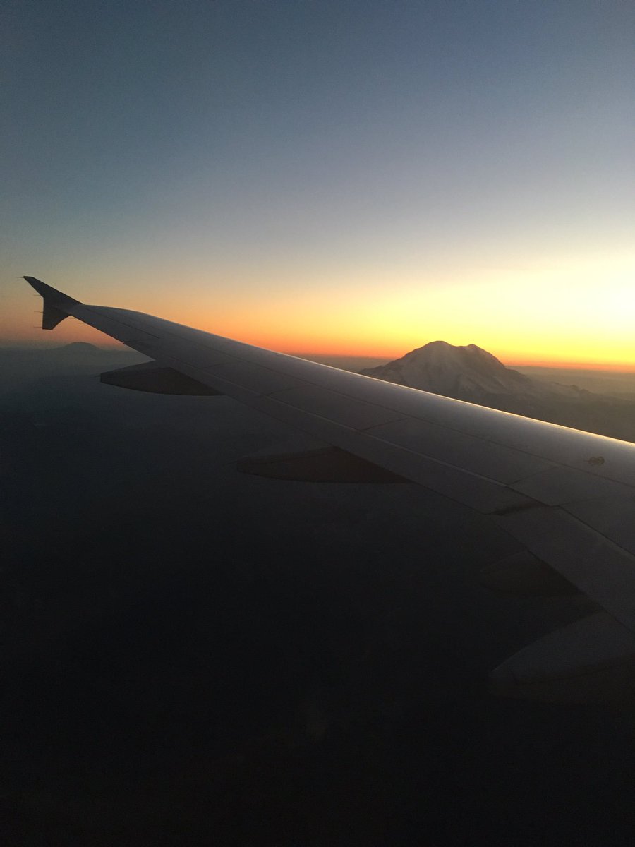 mmtink92's tweet photo. The flight into SeaTac just DOESN'T get old. #mountainviews #soundviews https://t.co/WVJhMpwiPx