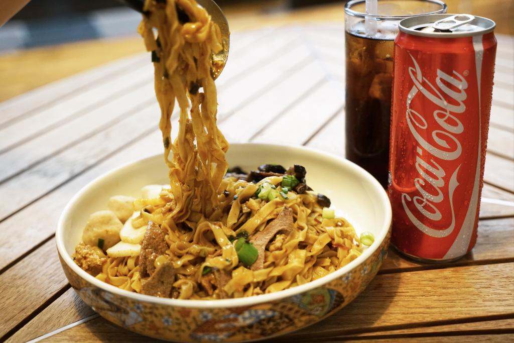 Savoury Bak Chor Mee with a glass of #IceCold #Coke – so shiok! What’s your #LocalfavouriteWithCoke?