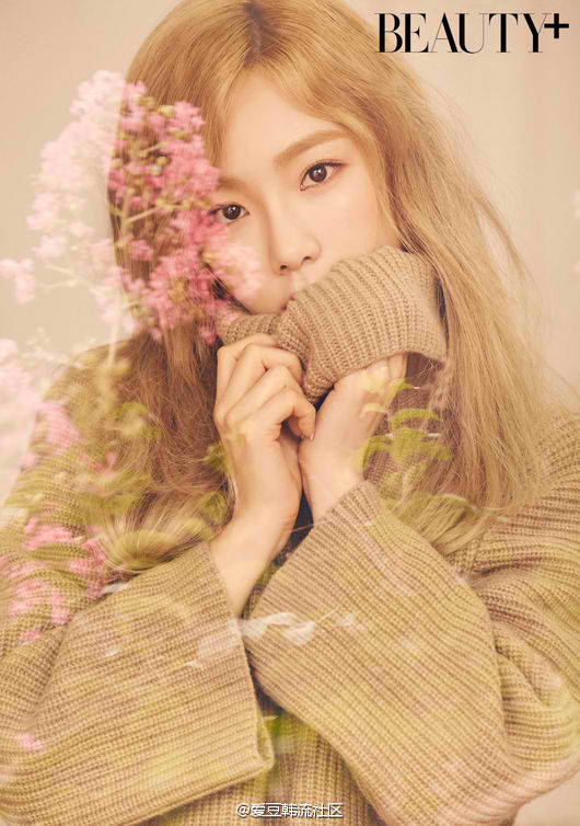 Snsd_China's tweet photo. 漂亮的Taenggu，#少女时代泰妍 化身秋日少女 在公开的画报中，泰妍完美化身秋日少女。干净而又温暖的秋天氛围衬托出泰妍的独特魅力，吸引了大众的注意力。#SNSD #TAEYEON https://t.co/nF2dtQp0m6