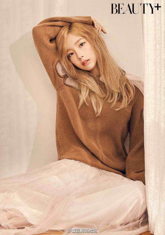 Snsd_China's tweet photo. 漂亮的Taenggu，#少女时代泰妍 化身秋日少女 在公开的画报中，泰妍完美化身秋日少女。干净而又温暖的秋天氛围衬托出泰妍的独特魅力，吸引了大众的注意力。#SNSD #TAEYEON https://t.co/nF2dtQp0m6