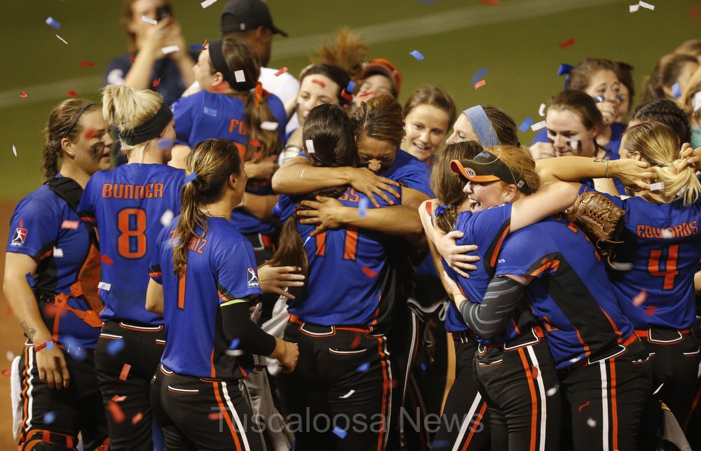 Fastpitch pros finished their Championship. @Chicago_Bandits claim the title. PHOTOS: tuscaloosanews.com/apps/pbcs.dll/…
