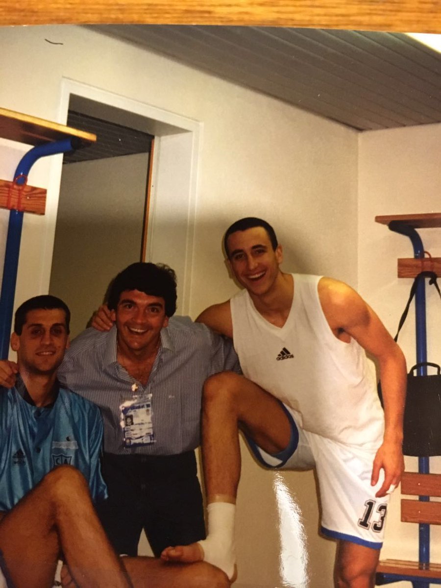 sernavic's tweet photo. @manuginobili primer "estribo" del mas grande. Un orgullo ! Trajo suerte ! 1998... https://t.co/gK9LkLoLLN