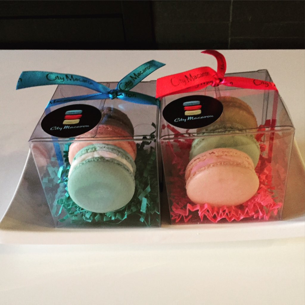 citymacaron's tweet photo. How cute are these macaron gift packs! Invite us to your next event.  #shoplocal #citymacaron #macaron #vancouver https://t.co/TpnLoPLIp6