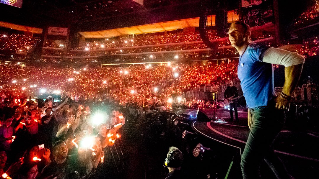 Band meets audience. First moments of #ColdplayPhoenix R42.