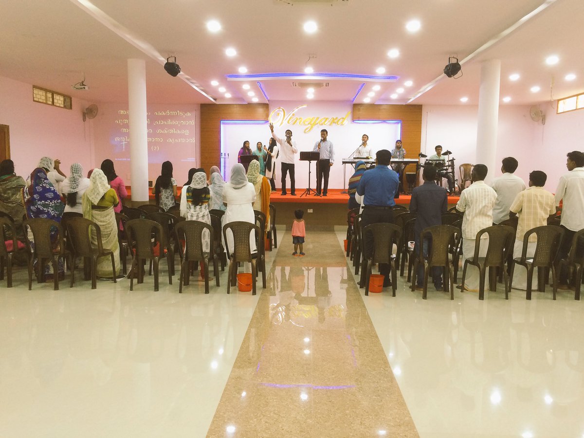 SuhailStephen's tweet photo. Worship at Adoor Vineyard in Kerala. @AlexiGeorge #VineyardWorship #VineyardMusic #VTribe #vineyardglobalfamily https://t.co/0EKo5bG6Bp